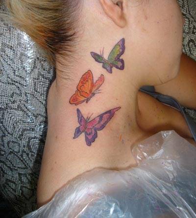 tatuagem-de-borboleta-no-pescoco-desenhos-coloridos