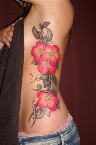 tatuagem-com-flores-feminina-na-costela