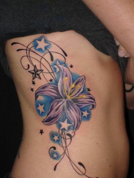 tatuagem-feminina-nas-costelas-de-flores
