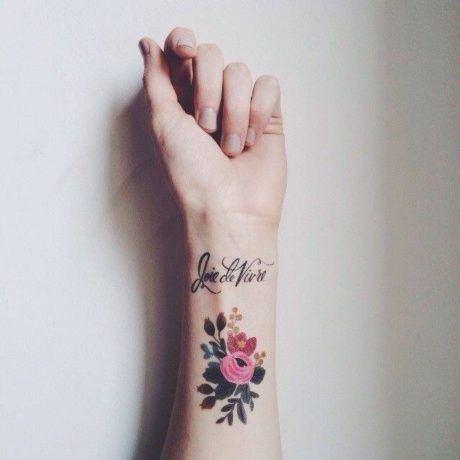 tatuagem-feminina-pulso-flores