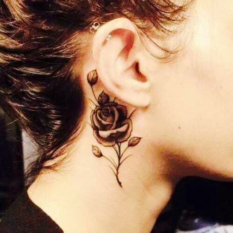 tatuagem-flor-atras-da-orelha-feminina