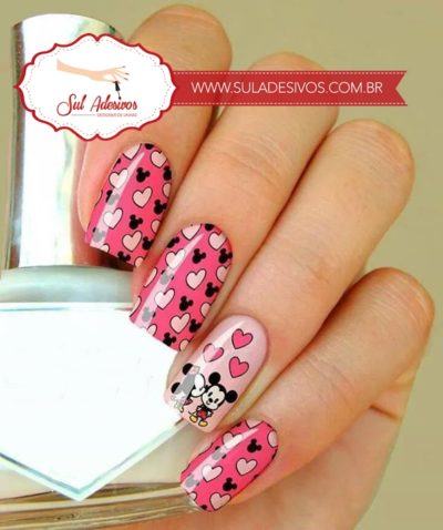 unhas decoradas com coração e Mickey e Minnie