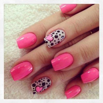 unhas decoradas com coração rosa