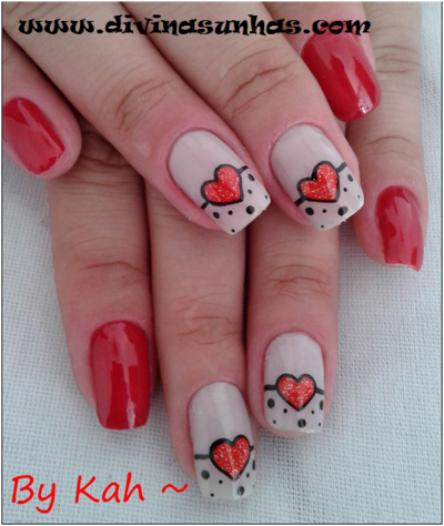 unhas decoradas com coração vermelha